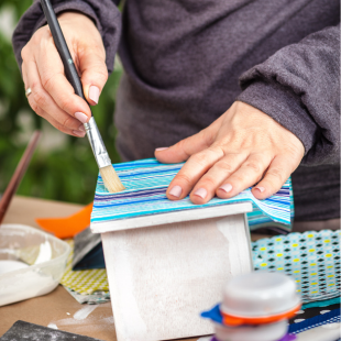 εφαρμογή κόλλας σε χαρτοπετσέτα. τεχνική ντεκουπάζ